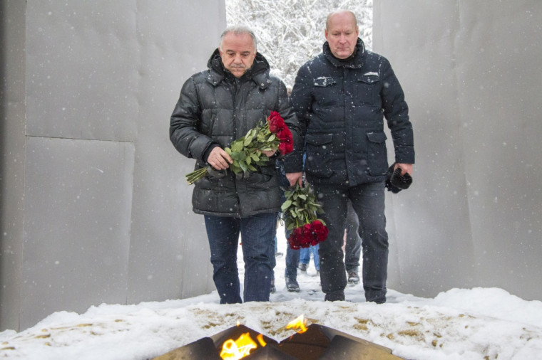 В Ухте состоялось возложение цветов в честь Дня Героев Отечества..
