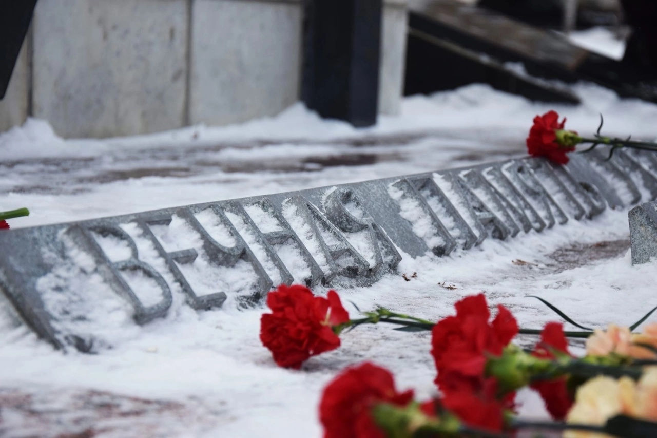 Цветы на обелиски день памяти о россиянах исполняющих. 15 Февраля день памяти о россиянах исполнявших служебный долг. Возложение 15 февраля день памяти о россиянах Москва фото.